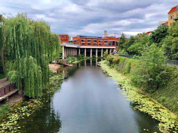 Stelzenhaus am Karl-Heine-Kanal bei der Stadtrundfahrt Leipzig